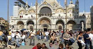 Touristen auf dem Markusplatz in Venedig. (Archivbild)
