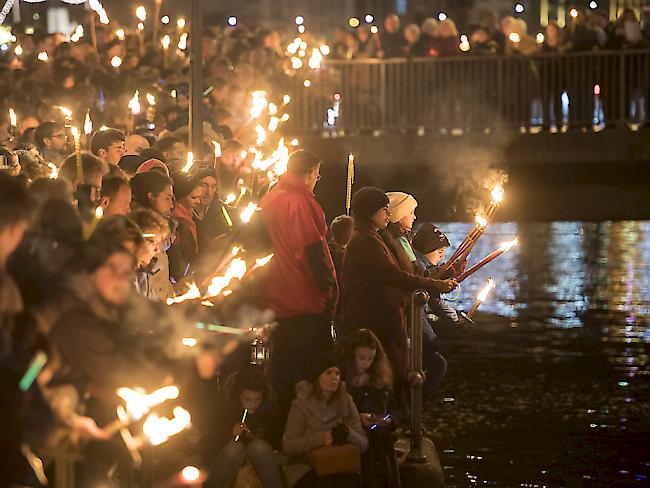 In Luzern zelebrierten an Silvester zahlreiche Menschen an der Reuss eine Lichterfeier.