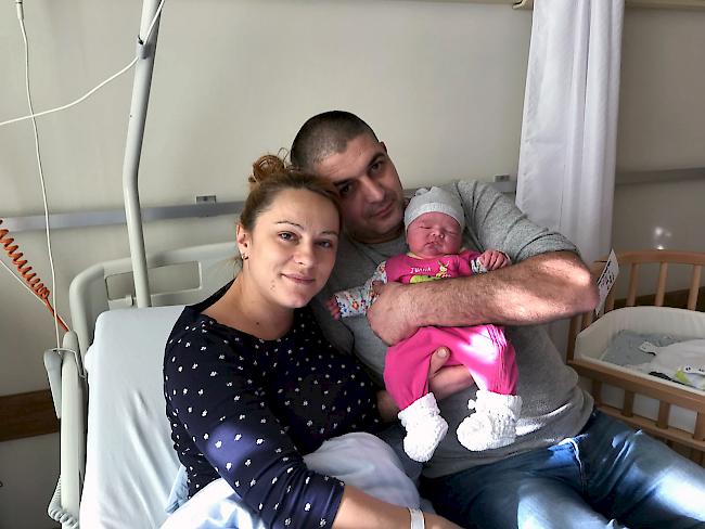Herzlich willkommen! Milena und Ivica Mirkovic mit Neujahrsbaby Iva im Spital Visp, wo das kleine Mädchen um 05.16 Uhr auf die Welt kam...