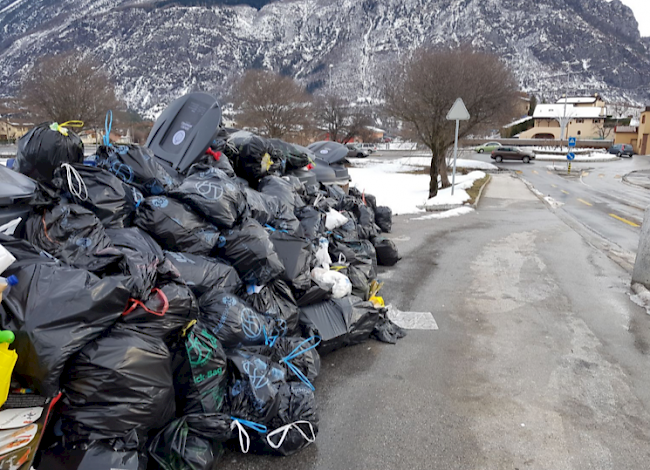Bei den Moloks in Siders türmen sich Berge von schwarzen, gebührenfreien Abfallsäcken. 