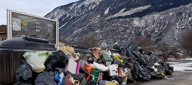 Die Abfallcamions werden auf ihren Touren durch die Unterwalliser Dörfer und Städte wohl eine Doppelschicht einlegen müssen, um dem Müll Herr zu werden.