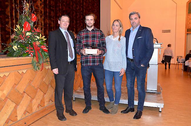 Grosse Ehre. SCB-Spieler Luca Hischier konnte am Neujahrsempfang von Gemeindepräsident Franz Ruppen den Sportpreis der Gemeinde Naters für sich und seinen Bruder Nico entgegennehmen - dies im Beisein der Eltern Katja und Rino Hischier.