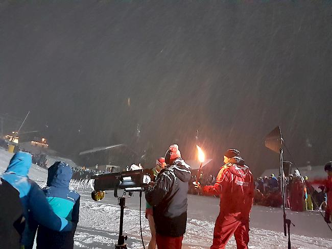 Der Fackelträger nimmt das Olympische Feuer in Empfang. 