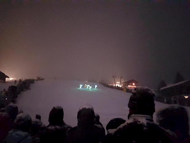Ein weiterer Programmpunkt: Was aussieht wie eine Gruppe leuchtende Tannenbäume auf Skiern, ist die Demofahrt in Leuchtanzügen. 