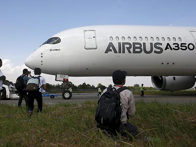 Der europäische Flugzeugbauer Airbus hat im vergangenen Jahr laut Brancheninsidern so viele Maschinen wie nie zuvor ausgeliefert. (Archivbild)