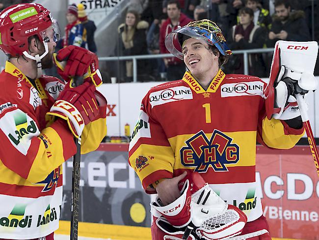 Torhüter Jonas Hiller hat nach seinem zweiten Shutout in dieser Saison gut lachen