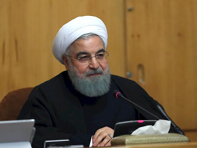 Der iranische Präsident Hassan Ruhani hat sein Land in einem Telefongespräch mit seinem französischen Amtskollegen Emmanuel Macron als frei und demokratisch bezeichnet. Macron rief Ruhani im Hinblick auf die Demonstrationen zur Zurückhaltung auf. (Archivbild)