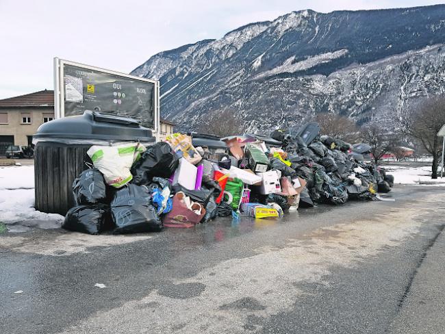 Schwarze Abfallberge. Solche Bilder wie hier in Siders sah man im Unterwallis am Neujahrstag zuhauf.  