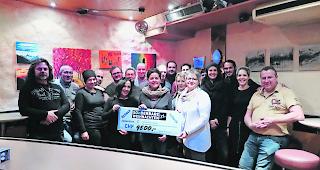 Kreative Barg&auml;nger. Die von den Stammg&auml;sten selbst gemalten Bilder brachten einen stolzen Betrag ein.  