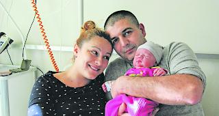 Schnellste Oberwalliserin. Milena und Ivica Mirkovic mit der kleinen Iva.  