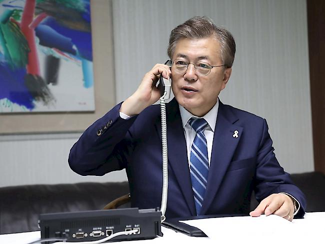 Südkoreas Präsident Moon Jae am Apparat: Die Telefonleitung zwischen Nord- und Südkorea soll wieder geöffnet werden. (Archivbild)