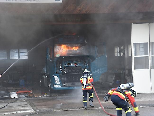 Nach Schweissarbeiten musste in Kirchberg SG die Feuerwehr ausrücken, um einen brennenden Lastwagen zu löschen. (St. Galler Kantonspolizei)
