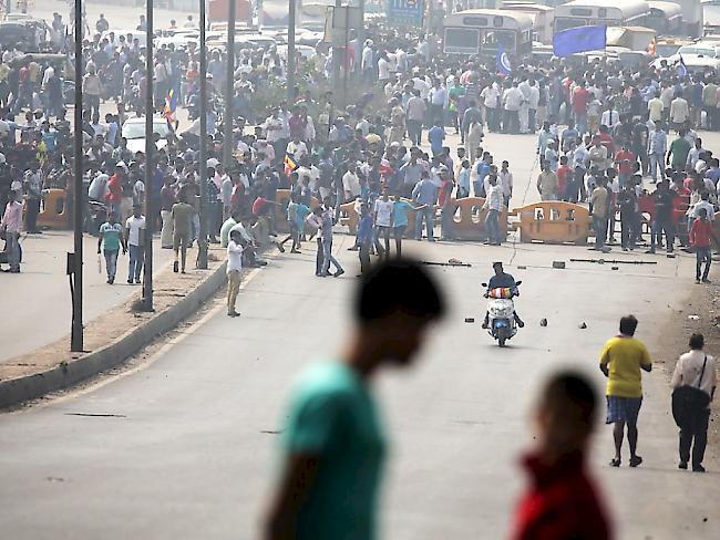 Eine Gruppe von Dalit-Aktivisten blockiert eine Strasse in Mumbai.