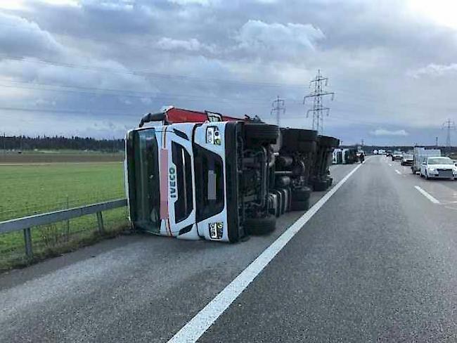 Umgestürzter Lastwagen und Gefahr wegen Hochspannungsleitung: Die Autobahn A1 in Richtung Bern ist ab Oensingen SO gesperrt.