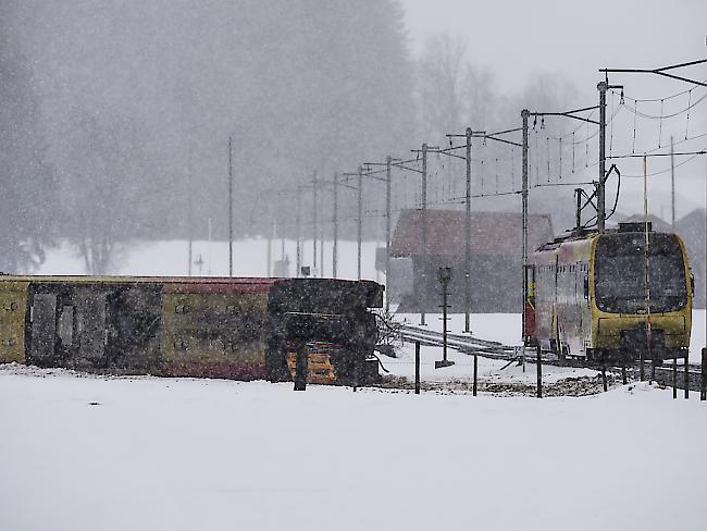 Der Unfallort an der Lenk im Simmental im Berner Oberland: Bei der Entgleisung eines Waggons eines Zuges der Montreux-Berner Oberland-Bahn sind mehrere Menschen verletzt worden.