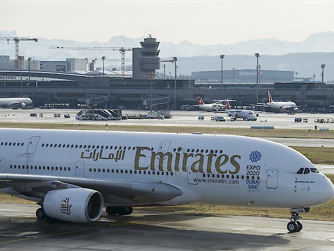 Ein Flugzeug der Emirates am Flughafen Zürich. (Archiv)
