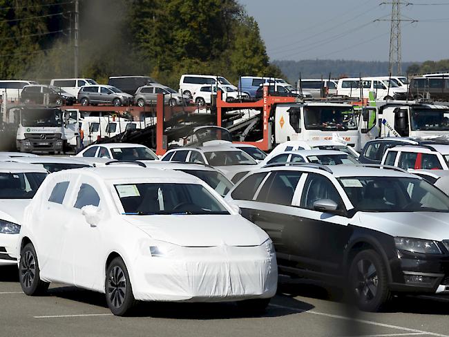 Autos stehen beim VW-Generalimporteur Amag zu Auslieferung bereit. Trotz Abgas-Skandals ist Volkswagen weiterhin die beliebteste Automarke in der Schweiz. (Archiv)