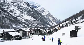 Doch in Betrieb. Der kurzfristig installierte Kinderskilift in T&auml;sch.  