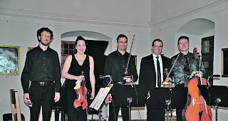 Sie vermittelten Silvesterfreude. Von links: Pianist David Abgottspon, Fabienne Imoberdorf und Jean-Robert Escher (Violinen), Bratschist Andreas Seitz und Cellist Andreas Brunner.  