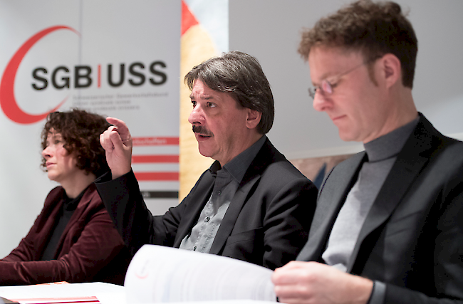 Paul Rechsteiner, Präsident SGB, rechts, spricht an der Seite von Regula Buehlmann, Zentralsekretaerin für Gleichstellung, links, während der Jahresmedienkonferenz des Schweizerischen Gewerkschaftsbundes (SGB).
