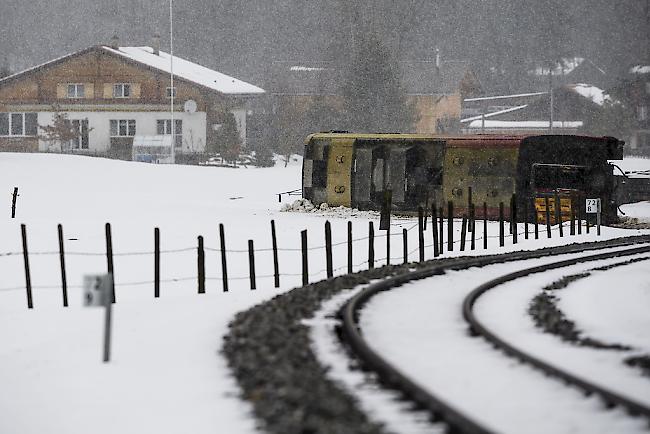 Mehrere Personen verletzt. Ein umgestürzter Wagen des Golden-Pass-Zuges in der Nähe von Lenk im Kanton Bern.