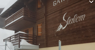 Hotelier Reto Stucky vom Hotel Slalom auf Bettmeralp k&auml;mpft mit den Schneemassen.