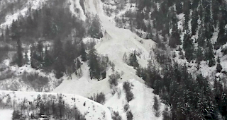 Aufgrund grosser Lawinengefahr mussten in St. Niklaus erneut zwei Einfamilienh&auml;user evakuiert werden.