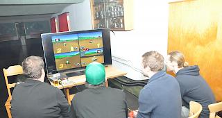 Voll konzentriert fahren die Videospieler um die Wette.