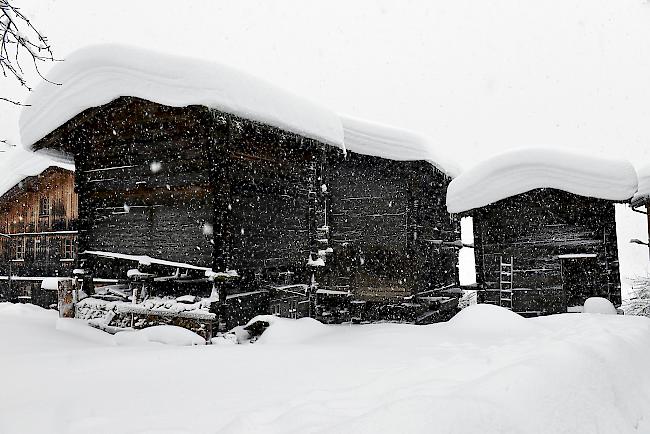 Schwere Dächer im Goms. Am Donnerstag lag ...