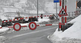 Strassensperre. Die Verbindung ins Saastal bleibt vorl&auml;ufig geschlossen.