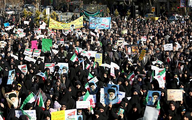 Gegendemonstrationen. Regierungsanhänger demonstrierten am Donnerstag in der iranischen Stadt Mashhad.