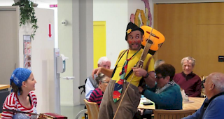 Sorgten f&uuml;r Humor: Die Humoristen Damian Gsponer und Stefan Werlen wurden von Susanne Gsponer R&ouml;s auf dem Schwyzer&ouml;rgeli begleitet.