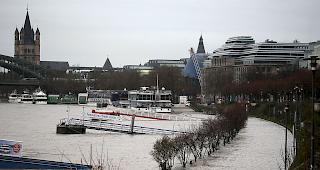 Ein Uferweg ist am 04.01.2018 in Koeln (Nordrhein-Westfalen) vom Rhein ueberflutet. Der Rhein in NRW steigt weiterhin.