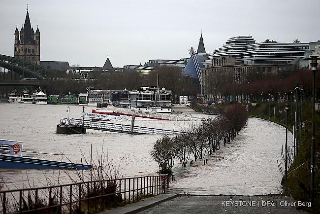 Ein Uferweg ist am 04.01.2018 in Koeln (Nordrhein-Westfalen) vom Rhein ueberflutet. Der Rhein in NRW steigt weiterhin.