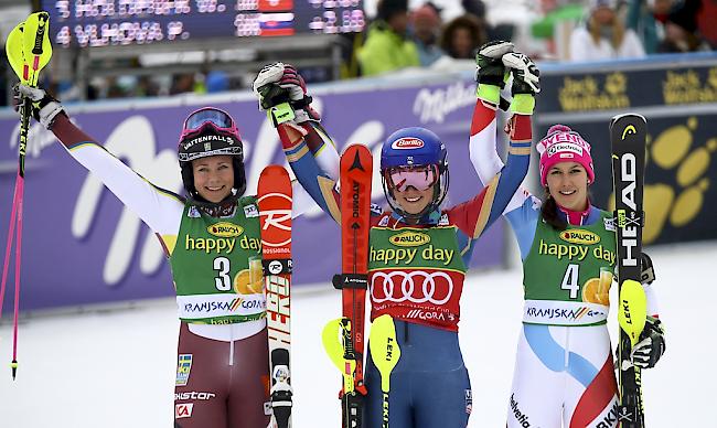 Mikaela Shiffrin (mitte) holte sich den Sieg überlegen. Frida Hansdotter (links) fuhr auf den zweiten Platz, Wendy Holdener auf den dritten.
