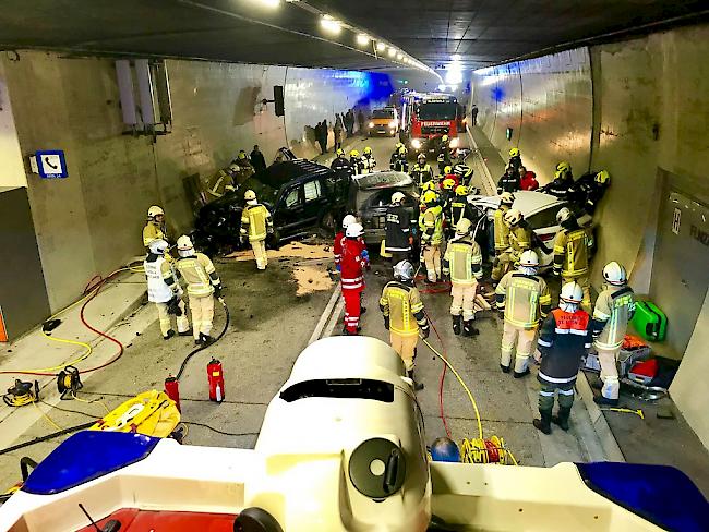 Ein Unfall im Arlbergtunnel hat am Sonntag elf Verletzte gefordert.