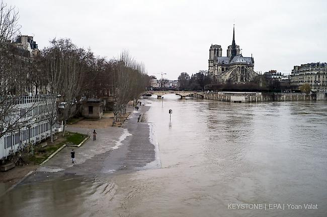 Behörden warnen in Paris vor Hochwasser.