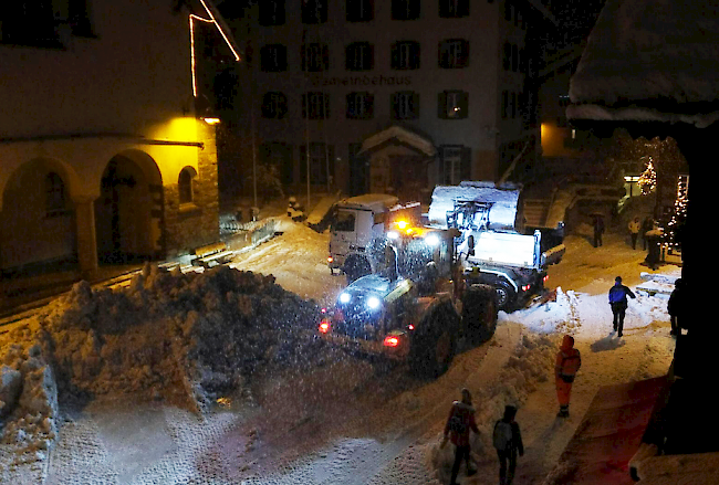 Grosse Schneemengen. Zermatt kämpft gegen die Natur.