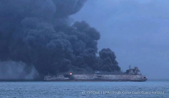 Havarie. Durch den Brand des Tankers besteht die Gefahr einer Umweltkatastrophe.