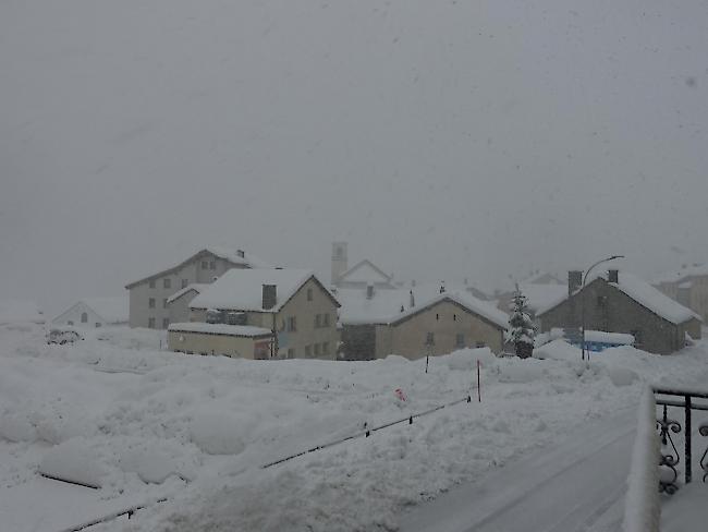 In Simplon Dorf türmen sich die Schneemassen am Dienstagmorgen. Im Simplongebiet herrscht derzeit sehr grosse Lawinengefahr. 