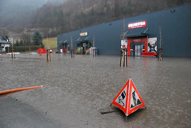 Land unter vor den Läden an der alten Kantonsstrasse.