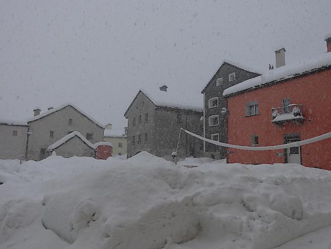 In Simplon Dorf türmen sich die Schneemassen. 
