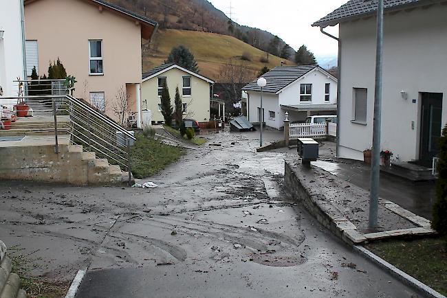 Blick auf die Chalchgasse. Der Schlamm ist teils ein Meter hoch.