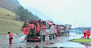 Schlammschlacht. F&uuml;r die Aufr&auml;umarbeiten beim Kreisel im Westen von Eyholz fuhren die Einsatzkr&auml;fte auch grobes Gesch&uuml;z auf. 