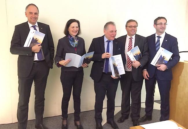 Die Walliser Staatsräte stellen das Regierungsprogramm 2018 vor.