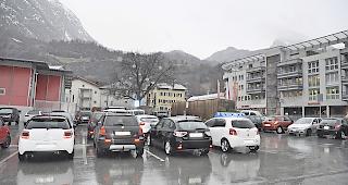 Auf dem Parkplatz Kelchplatz in Naters darf weiterhin in der erste Stunde kostenlos geparkt werden.