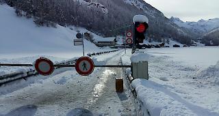 Gesperrt. Die Strasse und die Bahn bleiben vorerst dicht.