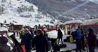 Die Luftbr&uuml;cke zwischen Zermatt und T&auml;sch wird rege genutzt.