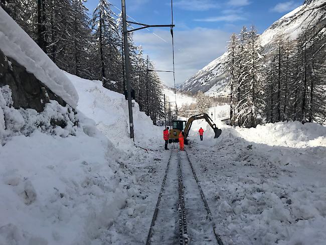 Die Bahnstrecke zwischen Visp und Täsch war am Freitag erneut unterbrochen, diesmal wegen einer Fahrleitungsstörung (im Symbolbild: Räumungsarbeiten im Mattertal). 