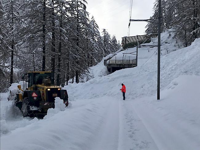 Bahnfrei. Die Strecke Täsch-Zermatt der MGBahn konnte von den Schneemassen befreit werden.